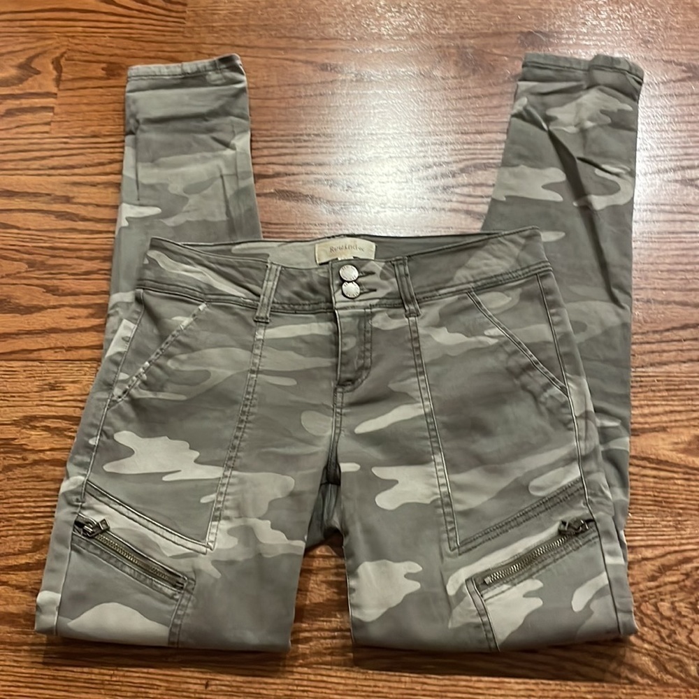REWIND STRETCH CAMOUFLAGED low rise SKINNY JEAN. Size 26w / 3 excellent cond